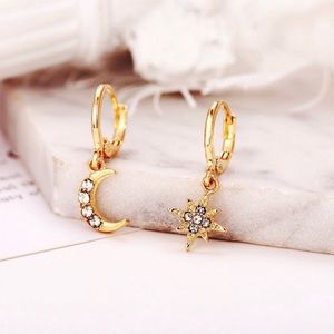 🧚🏼‍♀️Gold Tone Moon & Star Rhinestone Earrings
